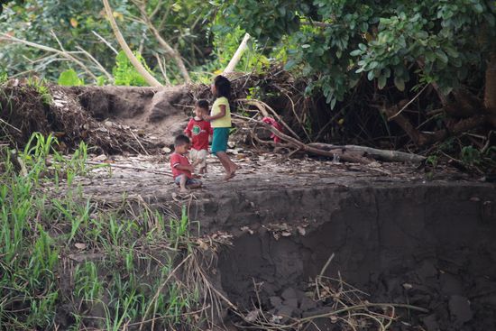 Kinder werden in Peru nicht überbehütet. Hier spielen Kinder unbeaufsichtigt an der Abbruchkante, einige Meter darunter fließt der Amazonas mit seiner starken Strömung.