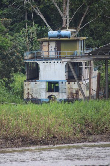 Abgewrackte Schiffe rosten an Land so vor sich hin