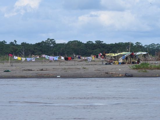 In der Trockenzeit leben Menschen in einfachen Zelten auf den Sandbänken