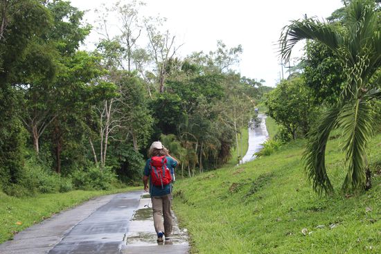 Der Weg zum Varadero de Mazan geht bergauf und bergab durch Dörfer und landwirtschaftliche Kleinflächen