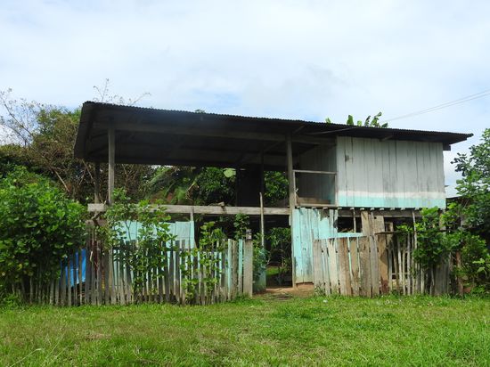 Selbst hier ein ganzes Stück weg vom Fluss sind die Häuser noch hochgebaut