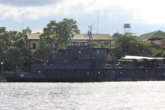 Viele Kriegsschiffe der peruanischen Marine fahren über den Amazonas