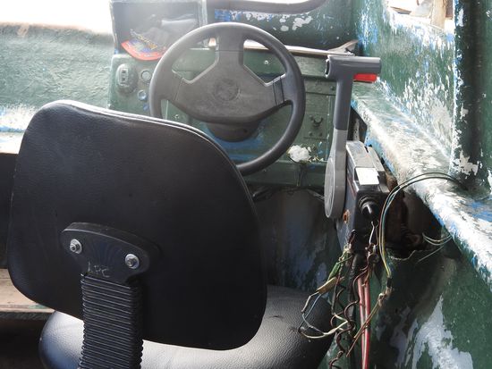 Das Schnellboot hat auch schon bessere Zeiten gesehen und wir  haben uns auf dem alten Holzboot bei der Hinfahrt deutlich sicherer gefühlt.