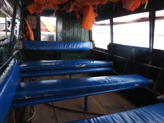 Wenn die letzte Bank voll ist wird die Rückenlehne der Bank davor eingeschoben und da wir ganz hinten saßen waren wir sehr eingesperrt.