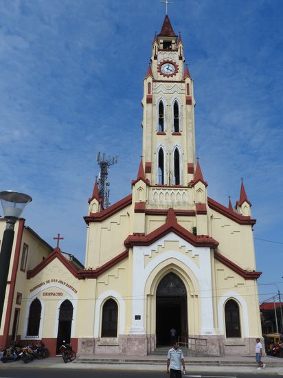 Die Kirche ist innen schlicht und mit viel indianischer Kunst ausgestattet.