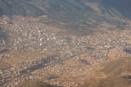 Der Flughafen von Cusco liegt schon fast mitten in der Stadt. Durch das enge Tal und die Berge ist das entwickeln der Stadt nicht so einfach.