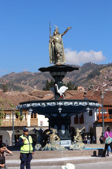 Brunnen mit dem Standbild von Tupac Amaru II. 
El Condor Pasa das auf einem alten Volkslied beruht soll von Tupac Amaru handeln und viele Indios hoffen auf eine Wiederkehr der Inkas zum vorbestimmten Zeitpunkt.