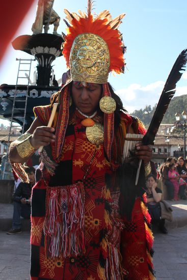 Hier in Cusco trifft man viele junge Indios die sich ihrer Geschichte sehr bewusst sind und auch alte Riten der Inkas pflegen. Dieser junge Mann stellte   Musikinstrumente und deren rituelle Verwendung vor. Im Bild sind es gerade Pfeifen aus den Federn von Kondoren, der Kondor steht für Freiheit und Stärke.