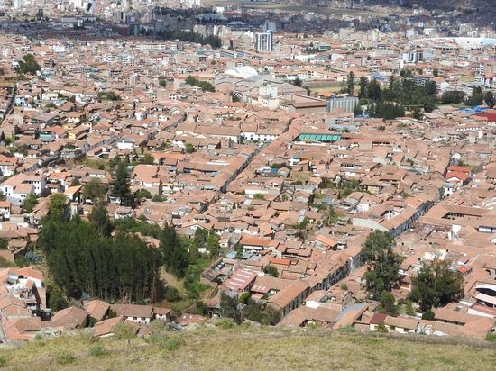 Blick über die Stadt von der Felsenfesung Sacsayhuaman aus.