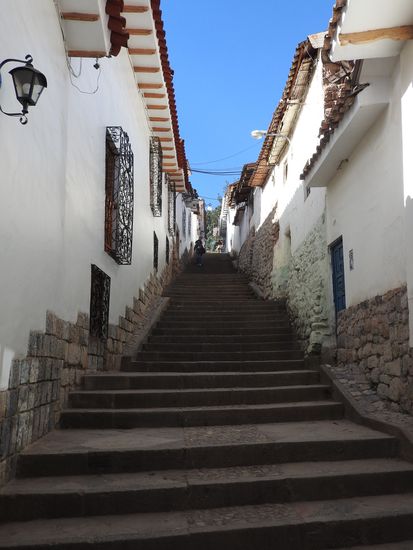 Viele Treppen, intakte kleine Straßen ohne Löcher in die Kanalisation, fast ohne Hundedreck und  mit guter Beleuchtung. Am Anfang waren wir uns nicht sicher ob wir noch in Peru sind