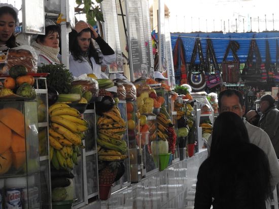Am Mercado San Pedro gibt es Obst aus allen Landesteilen und bei den "Saftdamen" kann man sich die Säfte aus diesem Obst frisch pressen und mischen lassen, von Guanabana bis Camu-Camu auch  in Deutschland weniger bekannte Obstsorten.
So viele und leckere Früchte gibt es und bis auf ein Hotel gab es überall Erdbeermarmelade, die Peruaner denken wir Touris erwarten das.