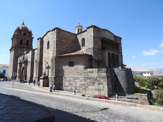 Die Kirche mit dem Konvent  Santo Domingo wurde auf den Mauern des Qoricancha, dem Heiligsten Bezirk der Inka gebaut. Rechts sieht man noch Teile des Sonnentempels.