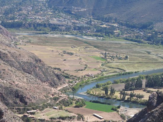 Blick auf das Heilige Tal bei der Stadt Urubamba mit dem Rio Urubamba