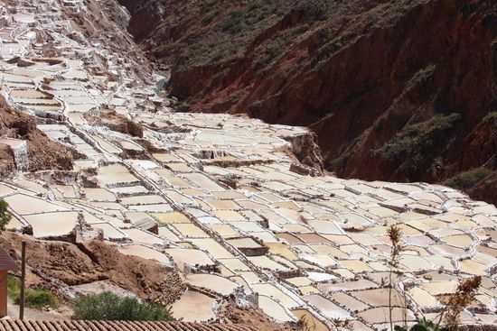 Wenn man das Tal mit den dunklen Bergen und den etwa 3.000 Salzbecken die sich terassenartig angelegt weit nach unten ziehen, zum  erstenmal  sieht ist das sehr beeindruckend.