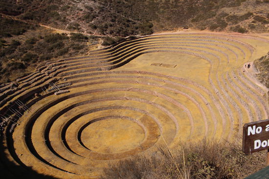 Der Mittelpunkt der Anlage sind kreisförmig angelegte und unterschiedlich hohe  Terassen.  Danach werden die Terassen weiter und lassen mehr Anbaufläche zu.