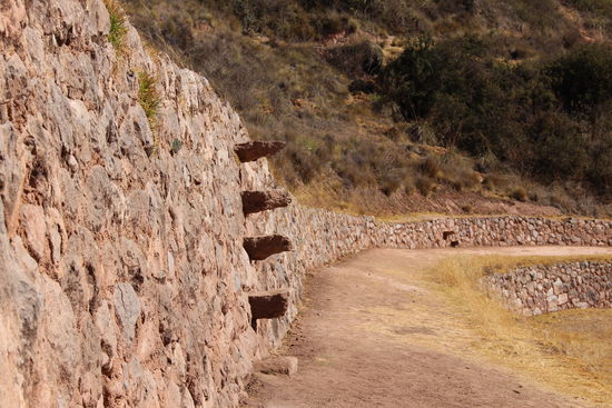 Wie auf allen Inkaterassen wurden die Treppen zur nächsten Terasse gleich miteingearbeitet.