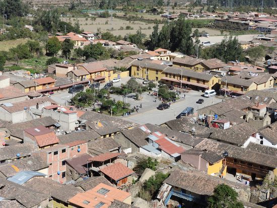 Um den Stadtplatz gruppieren sich die Häuser oft mit kleinen Innenhöfen und Gärten.