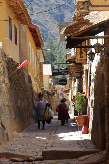 Die Grundmauern der Altstadthäuser sind die alten Inkamauern.