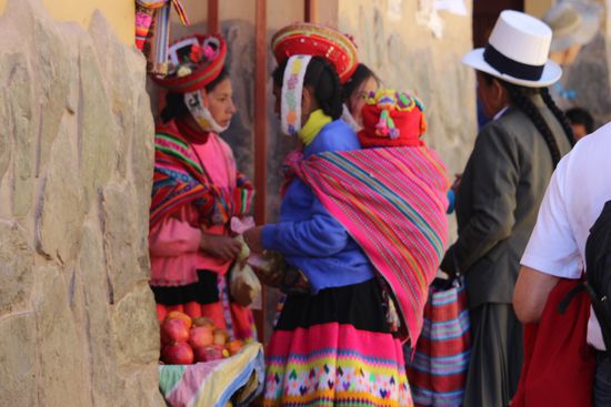 Trachten werden im Tal noch häufig getragen und je weiter man in die Dörfer kommt umso bunter und vielfältiger werden sie.