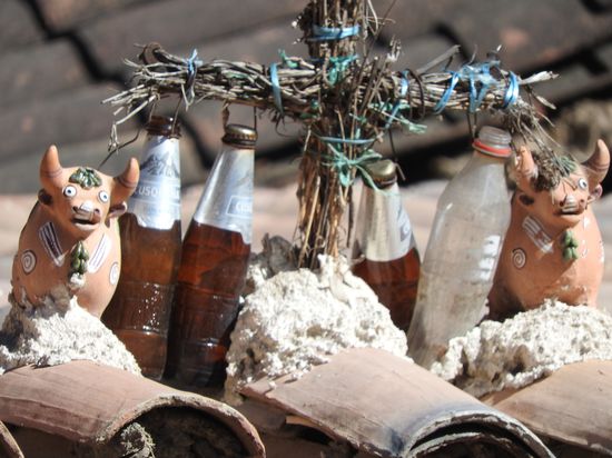 Auf den meisten  Dächern sind Glücks- und Schutzbringer einzementiert. Die Ochsen sind Glücksbringer aus dem alten andinen Glauben, da die Peruaner pragmatisch sind nimmt man das Kreuz dazu und da die Liebe zum Bier weit verbreitet ist können einige Bierflaschen auch nicht schaden. Lieber einen Glauben mehr bevor der später an entscheidender Stelle fehlt.