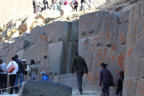 Die Basis der Tempelanlage waren große Steinmonolithen  in denen die Herzen und Eingeweide der verstorbenen Inkaherrscher aufbewahrt wurden.