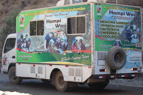Der Arzt im Allrad-LKW besucht abgelegene Dörfer und versucht wenigstens eine medizinische Basisversorgung sicherzustellen. Die Kinder die hier leben, wachsen meist nur Quechua sprechend auf und haben im spanischsprachigen Bildungssystem keine Chancen.
