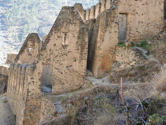 Heute stehen nur noch die Außenmauern der Vorratsspeicher.