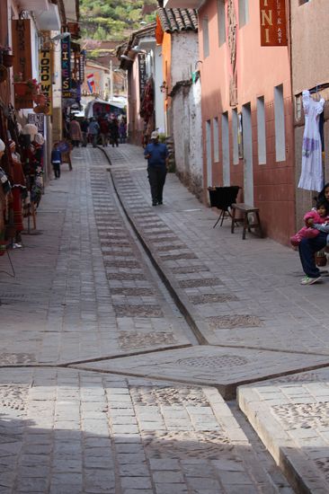 Viele Wege sind aufwendig und ansprechend gepflastert, für die Regenzeit mit integriertem Wasserablauf.