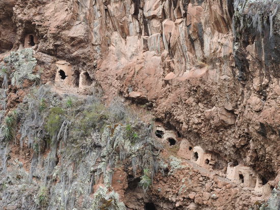 In den Felswänden hinter der Festung wurden mehrere Tausend Inkagräber, leider alle bereits geplündert, gefunden.