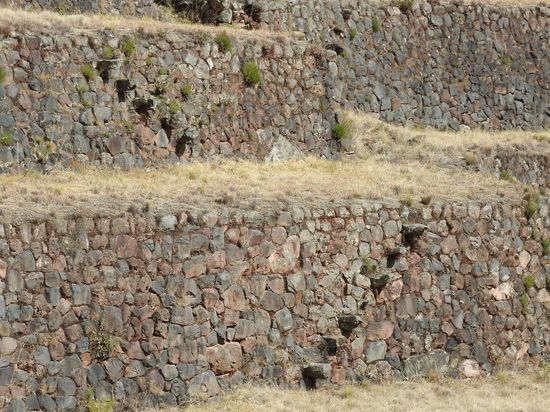 Die Terassenhöhe ist hier  gute 3 Meter und die Steinstufen auch oft weit auseinander.