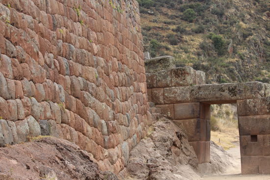 Die Ringmauer schützt den inneren Tempelbezirk.