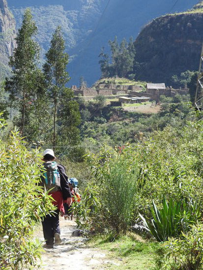 Der Weg ist am Anfang Großteils gut zu gehen, die Wanderwege verlaufen mal über- und mal unterhalb  der Bahnlinie  und sind sehr schön.
Man kommt an etlichen weniger bekannten Inka-Bauten vorbei die auch keinen Eintritt kosten.