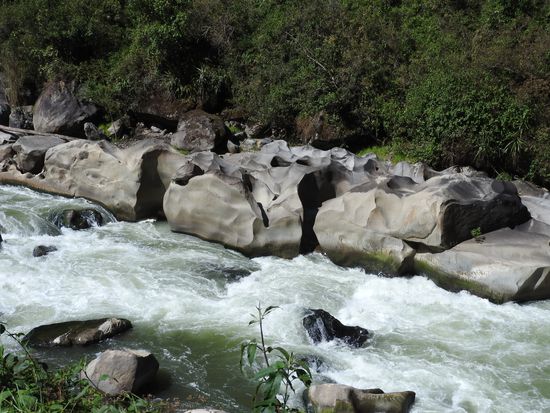 Der Urubamba schleift bizarre Muster in die großen Felsen im Fluß, in der Regenzeit muss er heftig ansteigen.
