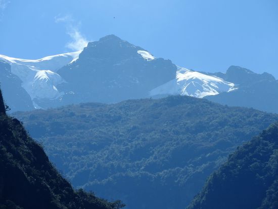 Lange Zeit begleiten uns schöne Ausblicke auf die grandiose Bergwelt.