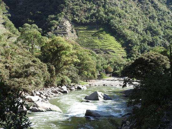 Alte Inkaruine  am anderen Ufer, insgesamt sind auf der Strecke 6  Ruinen und viele Terassen zu sehen.