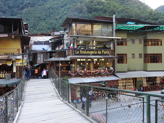 Aguas Calientes, ein ursprünglich verschlafener Ort im Urubambat-Tal der durch den Tourismus-Run auf Machu-Picchu zu 90% nur noch aus Hotels, Restaurants und Andenkenläden besteht. Die Preise sind gewaltig hoch und ein Restaurant berechnete tatsächlich nochmal 20% Servicegebühr auf den eh schon unverschämten Preis für unser Essen.