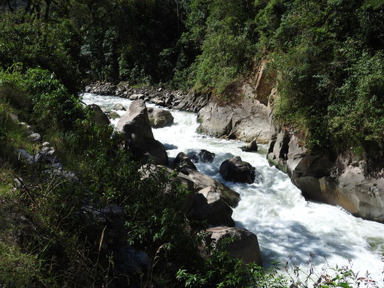 Teils wilde Stromschnellen erfüllen das enge Tal mit einem donnernden Tosen.
