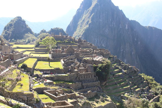 Der Hauptplatz vom Handwerkerviertel, Sonnentempel, Kondortempel und Wohnhäusern umgeben.