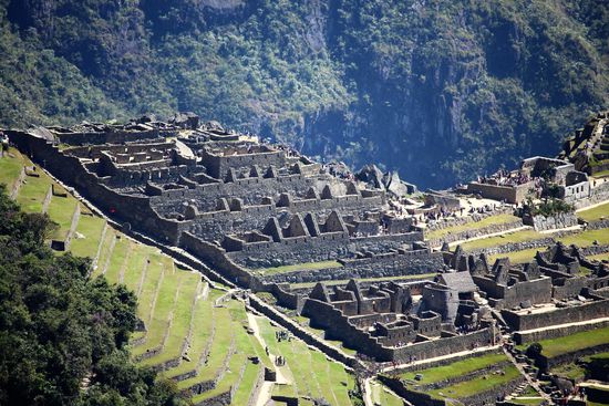 Wohnäuser grenzen an die Terassen auf denen die Nahrung für bis zu 1.200 Einwohnern angebaut wurde.