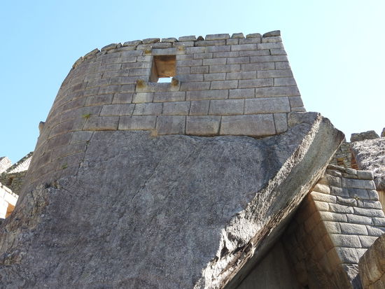 Die Sonne spielte im Glaubenssystem der Inka eine ähnlich zentrale Rolle wie die Berge und das Wasser. Der Altarstein im Inneren ist ein bereits vorhandener Findling. Zur Sonnenwende im Juni scheint die aufgehende Sonne direkt durch eines der Tempelfenster auf den Stein, dazu müssen umfangreiche Kenntnisse des Sonnenverlaufes  vorhanden gewesen sein.