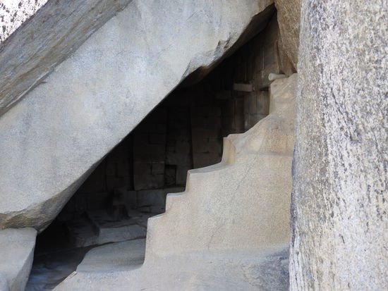 in dem Hohlraum unter dem Sonnentempel sollen die Grabnischen der Herrscher angelegt worden sein und der Raum wurde auch für Rituale der Sonnenanbetung genutzt.