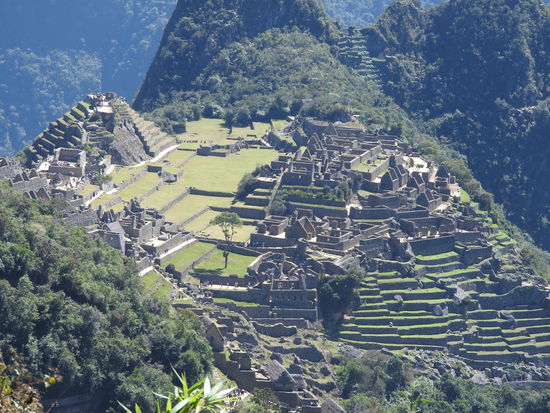Der Hauptteil der Anlage von Machu Picchu vom Intipunko (Sonnentor) aus.  Die Mystik von Ma Pi liegt auch an der grandiosen Lage, eingesäumt von Bergen alle überzogen von dichtem Regenwald. Für mich sind das immer so Gänsehautmomente und da auch nur wenige Menschen oben waren konnten wir es auch genießen.