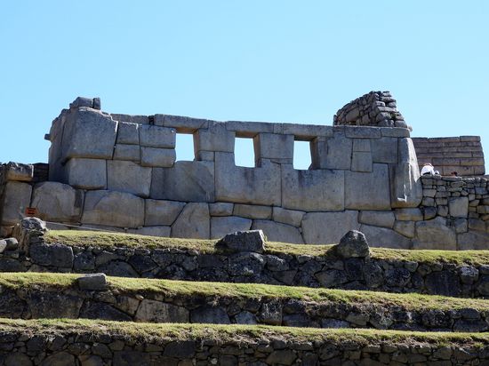 Der Tempel der 3 Fenster,  die Fenster wurden  trapezförmig angelegt um Erdbeben besser standhalten zu können.