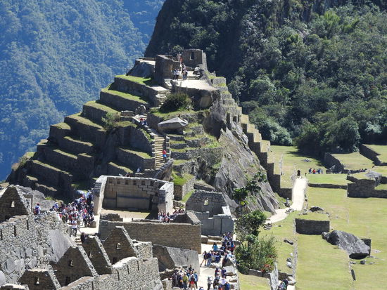 Für die Intihuatana-Pyramide  wurde ein vorhandener Hügel allseitig mit ansteigenden Terassen versehen. An dieser exponierten Stelle wollten die Inkas dem Himmel so nah wie möglich sein.
Eine beeindruckende Steinmetz Leistung, wurde doch jede einzelne Stufe aus dem harten Stein des Hügels herausgemeißelt.