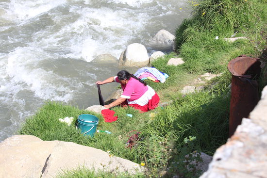 Wäsche wird noch häufig im Fluss gewaschen, mit ungebügelten  oder schmutzigen Kleidern sieht man hier nur wenige.