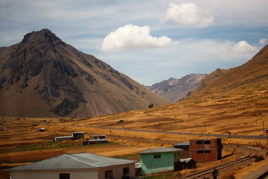Auf der  Bahnstrecke fährt heute nur noch der  Luxuszug Hiram Bingham der Touristen für viel Geld von Cusco nach Puno bringt.