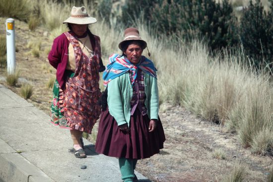 Oft sieht man Menschen am Straßenrand  ohne dass irgendwo Häuser sind, hier werden auch längere Strecken noch zu Fuß gegangen.