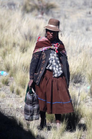 Indiofrau in ihrer Tracht mit Bowlerhut und Petticoat unterm Rock