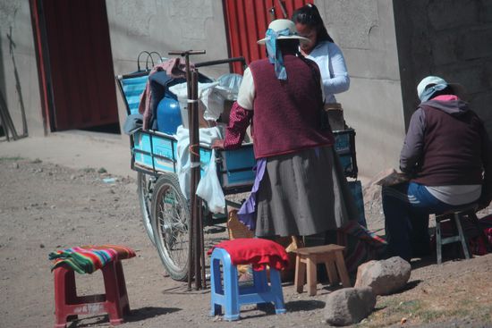 Immer wieder fahrbare Küchen, mit Hilfe der Gasflaschen wird hier gekocht  und die Autofahrer  werden meist durchs Autofenster versorgt.