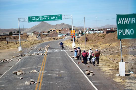 Die Polizei räumte auf einer Seite die Blockaden, Steine und brennende LKW-Reifen, damit  die  Weiterfahrt möglich war. Die Unruhen  werden landesweit massiver, man muss auf allen Strecken mit Blockaden rechnen und auch vorsichtig sein denn die Stimmung wird schnell aggressiv in solchen Situationen.
Über Cusco wurde nun für 30 Tage ein Ausnahmezustand verhängt, die Lehrer dort streiken immer noch aber die Regierung will ihnen nicht entgegenkommen. Es wird viel kontrolliert von Polizei und inzwischen auch Militär deshalb sollten  Touristen ihren Pass immer dabei haben.